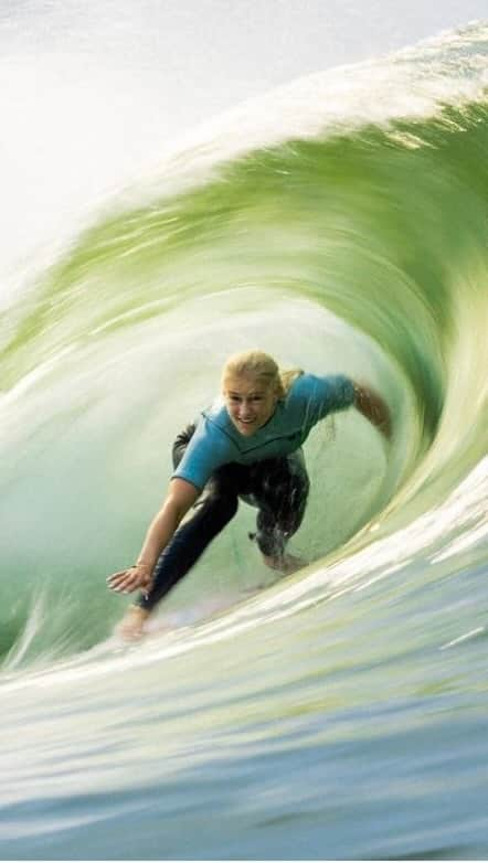 タティアナ・ウェストン・ウェブのインスタグラム：「a onda que todo mundo esperava chegou 🤪🙏🏻💛 @surflandbrasil foto: @renatoaleal」