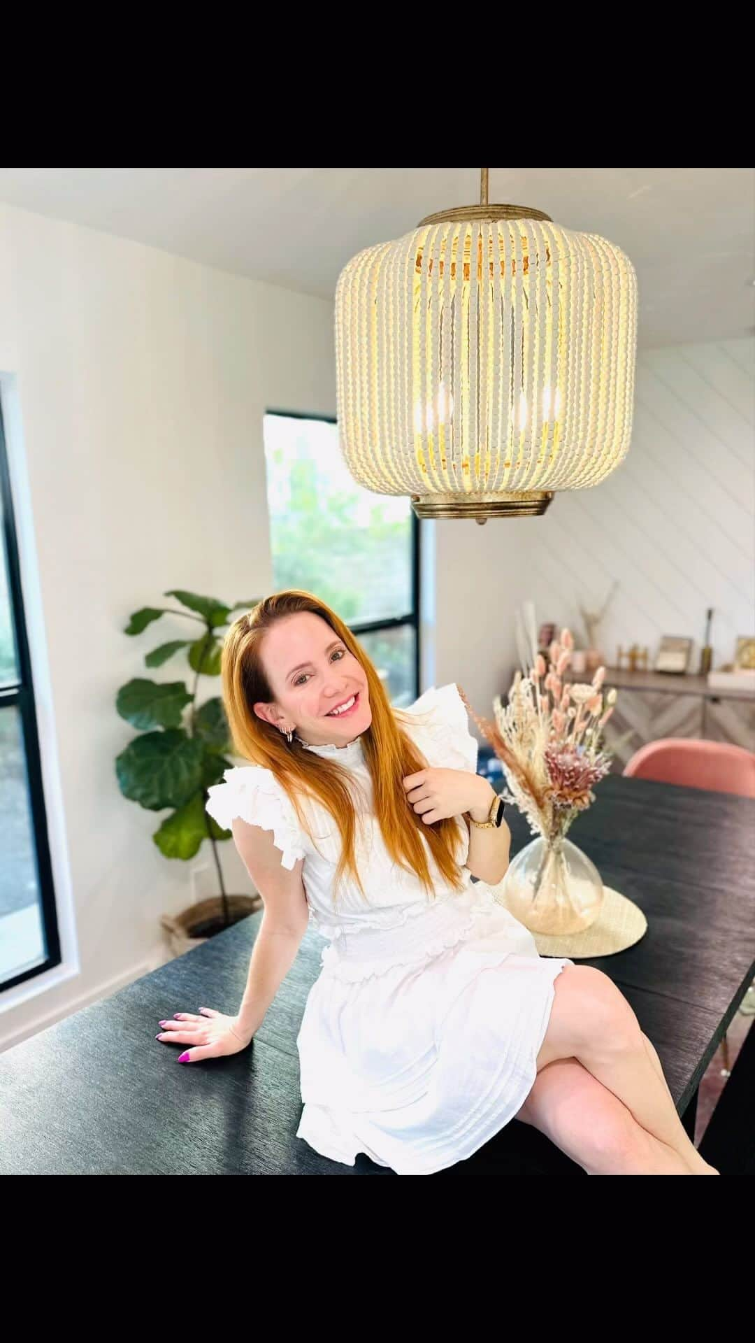 エイミー・デビッドソンのインスタグラム：「I'm excited to share another amazing Black Friday deal with you guys! I've raved about our Transformer Table a few times now and I'm so excited to share that they have given me a discount special code AMY_DAVIDSON125 where you'll receive $125 OFF your entire purchase! 💥 Plus their Black Friday sale is one you don't want to miss! When you buy the @transformertable you receive the Transformer Bench for free! In our dining room we have the transformer bench on one side, chairs on the opposite side and at the heads of the table. There's so many reasons I love this piece in our dining room. The table seats from 1 person all the way up to 12! It's so easy to maneuver I can do it without the hubby! And soon I'm going to teach Lennox how to add and remove panels. 👍🏻😉 We've had some pretty wonderful family dinners on this table already, and I'm looking forward to many more! I'm not hosting Thanksgiving this year, but I'm pretty excited for a Christmas feast at our transformer table!  #eattogether #transformertable #blackfriday #blackfridaysale #discount #discountcode #family #thanksgiving #thanksgivingdinner #thanksgivingdecor」