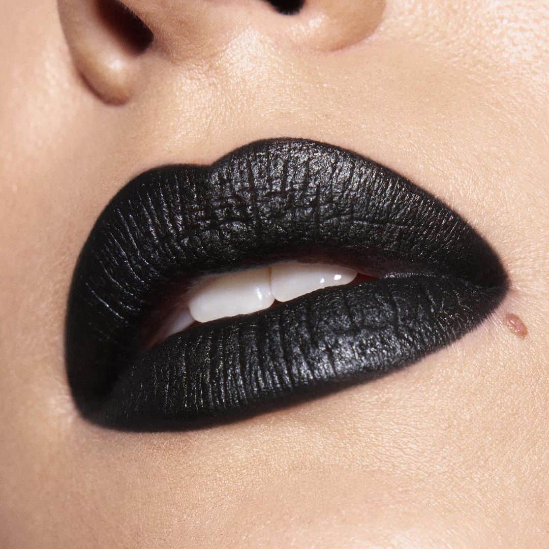 Huda Kattanさんのインスタグラム写真 - (Huda KattanInstagram)「Don’t sleep on our NEW limited-edition shades. And yes, a black matte lip IS the moment.   🔥 Silk Balm in shade Goth Gloss   🔥 Liquid Matte Lipstick in shade Ex-Wife   🔥 Lip Contour 2.0 in shade Nocturnal *Exclusive to hudabeauty.com  🌍 𝗔𝗩𝗔𝗜𝗟𝗔𝗕𝗟𝗘 𝗚𝗟𝗢𝗕𝗔𝗟𝗟𝗬 🌎 #PrettyGrunge」11月18日 1時00分 - hudabeauty