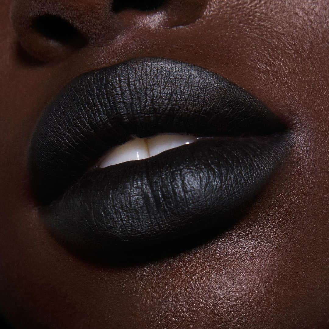 Huda Kattanさんのインスタグラム写真 - (Huda KattanInstagram)「Don’t sleep on our NEW limited-edition shades. And yes, a black matte lip IS the moment.   🔥 Silk Balm in shade Goth Gloss   🔥 Liquid Matte Lipstick in shade Ex-Wife   🔥 Lip Contour 2.0 in shade Nocturnal *Exclusive to hudabeauty.com  🌍 𝗔𝗩𝗔𝗜𝗟𝗔𝗕𝗟𝗘 𝗚𝗟𝗢𝗕𝗔𝗟𝗟𝗬 🌎 #PrettyGrunge」11月18日 1時00分 - hudabeauty