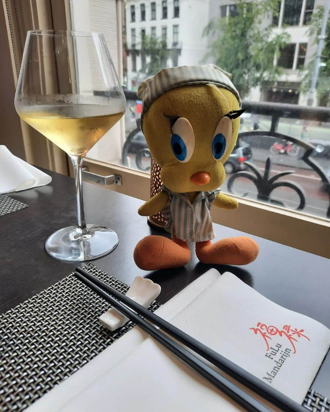 Little Yellow Birdさんのインスタグラム写真 - (Little Yellow BirdInstagram)「Cheers, my friends, it's Friday! #littleyellowbird #tweety #tweetykweelapis #adventures #yellow #bird #friday #weekend #happyhour #drinks #cheers #proost #wine #fulu #amsterdam #stuffedanimalsofinstagram #plushiesofinstagram」11月18日 0時14分 - tweetykweelapis