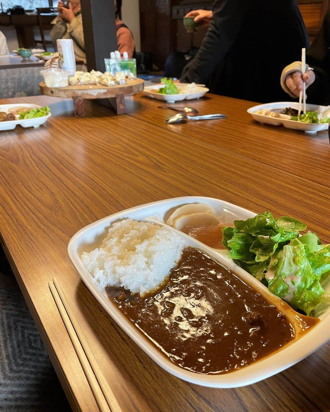 川本睦子さんのインスタグラム写真 - (川本睦子Instagram)「山の家にて行われた ピアニスト高橋全さんの「おひるねコンサート」。 天井までゴミでいっぱいのボロボロの古民家を 中川圭子さんと仲間の皆様が アート空間として復活させた。  ただ観客として参加したのに ご好意で歌うことに。 参加者の皆さんはお布団持参で寝る準備万端。  「好きなようにしてね」 と言っていただけたので 好きなようにさせていただきました。  １時間強、即興演奏をし続ける全さん。 それを聴きながら 瞑想しながら ただ、自然にそこに在るだけ 呼吸しているだけ この空気の流れで 声帯を振動させるのか、しないのか。 もう、音と体に全部任せて 自分のマインドは切り離すことにした。  声帯で生まれた振動を どこにどう響かせるか 鼻腔に、口腔に どこに反射させようか そして、建物にどう響かせようか ひとりで楽しく遊ぶ。  聞こえる音 湧き上がる音 ただ出る音  そこに居る 在る たゆたう  途中しっかり寝て 目が覚めた時は まだ全さんはピアノを弾いていて 開始から１時間も経っていた。  私は伸びをして 深呼吸して 声帯の思うがままにさせて 寝ながら声を響かせてみた。 そして、全さんは演奏を終えた。  不思議な感覚だったなー こんな体験、なかなかできない。 有難い経験に感謝。  最後は美味しいカレーとお菓子とおしゃべり。 楽しい時間と空間と出会いでした。」11月18日 0時20分 - muzco