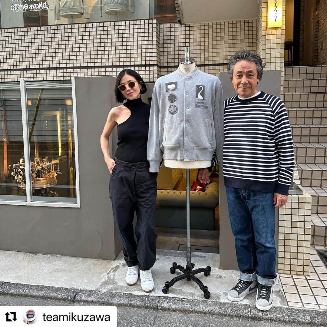 ループウィラーのインスタグラム：「#Repost @teamikuzawa with @use.repost ・・・ @teamikuzawa x @loopwheeler iconic grey and black capsule collection has officially launched! Thank you to everyone for the overwhelming positive feedback on this collaboration 🏁🩶🏁🖤 ‌ A heartfelt thank you to Satoshi Suzuki-san, a true grand-master, for affording us the opportunity to create the epitome of sweatshirt craftsmanship. Transforming the humble sweatshirt into an art form. Suzuki-san's mastery is evident in every detail and experience the artistry woven into each of his sweatshirts. ‌ What sets our work apart is the collision of true experts from around the globe, united by a shared passion for car culture and cultivating unique projects. It's not just a collaboration; it's a masterpiece born from the heart. ‌ My intention is carrying forward the brilliant legacy of my father, Tetsu Ikuzawa into the 21st century but also propelling (Japanese) automotive culture into a whole new dimension 🏁🇯🇵 ‌ Tetsu Ikuzawa wasn't just the best racing driver and a style icon; his graphic design skills were off the scales. From racesuits to team-wear, race cars to support vehicles, each element bore the mark of impeccable design and branding. ‌ My father sketched the Japanese crane (‘tsuru’) logo when one of his racing friends he likened my father to a 'tsuru' with the distinctive red dot on his helmet. Just before getting onto the grid, my father he stuck his sketch on his race-car and he ended up winning the race. From that day forward, the 'tsuru' marque became a cherished talisman, finding its way onto the livery of every Team Ikuzawa race car. ‌ 鈴木さん、お父さん、心から感謝しております🖤🩶 ‌ #TeamIkuzawa #Loopwheeler #ループウィラー #tsuriami」