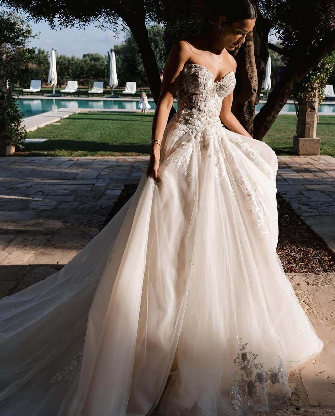 Galia Lahavさんのインスタグラム写真 - (Galia LahavInstagram)「In the picturesque Puglia surrounded by olives trees @daniabenitez graced her day in a personalized couture wonder, adorned with ethereal 3D embroidered blooms. The gown, a reflection of her essence, enchanted all with its bewitching allure and captivating silhouette, setting the stage for an amazing celebration✨ #Glbride #galialahav」11月18日 0時21分 - galialahav