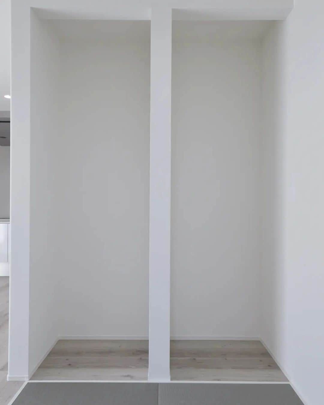 設計室 匠建枚方さんのインスタグラム写真 - (設計室 匠建枚方Instagram)「リビングと隣接した畳コーナー👏  畳はLDKの雰囲気と合わせてグレー色の畳をご採用いただきました！  天井には室内物干しのホスクリーンを付けて、洗濯物が多い日はこちらに干す事も可能です✨  匠建枚方は注文住宅専門の工務店。 モデルハウスの見学をご希望の方は、 TEL-0120850515 までご連絡ください。 詳しくはプロフィール欄から 当社ウェブサイトをCHECK⏩   #匠建枚方 #注文住宅 #注文建築 #ダイケン #DAIKEN #ダイケン #健やかおもて #和室 #畳コーナー #室内物干し #ホスクリーン #注文住宅 #マイホーム #マイホーム計画 #家づくり #暮らし #新築 #リフォーム #工務店 #枚方工務店 #枚方 #枚方市 #設計 #設計事務所 #大阪 #京都」11月18日 0時21分 - shokenhirakata
