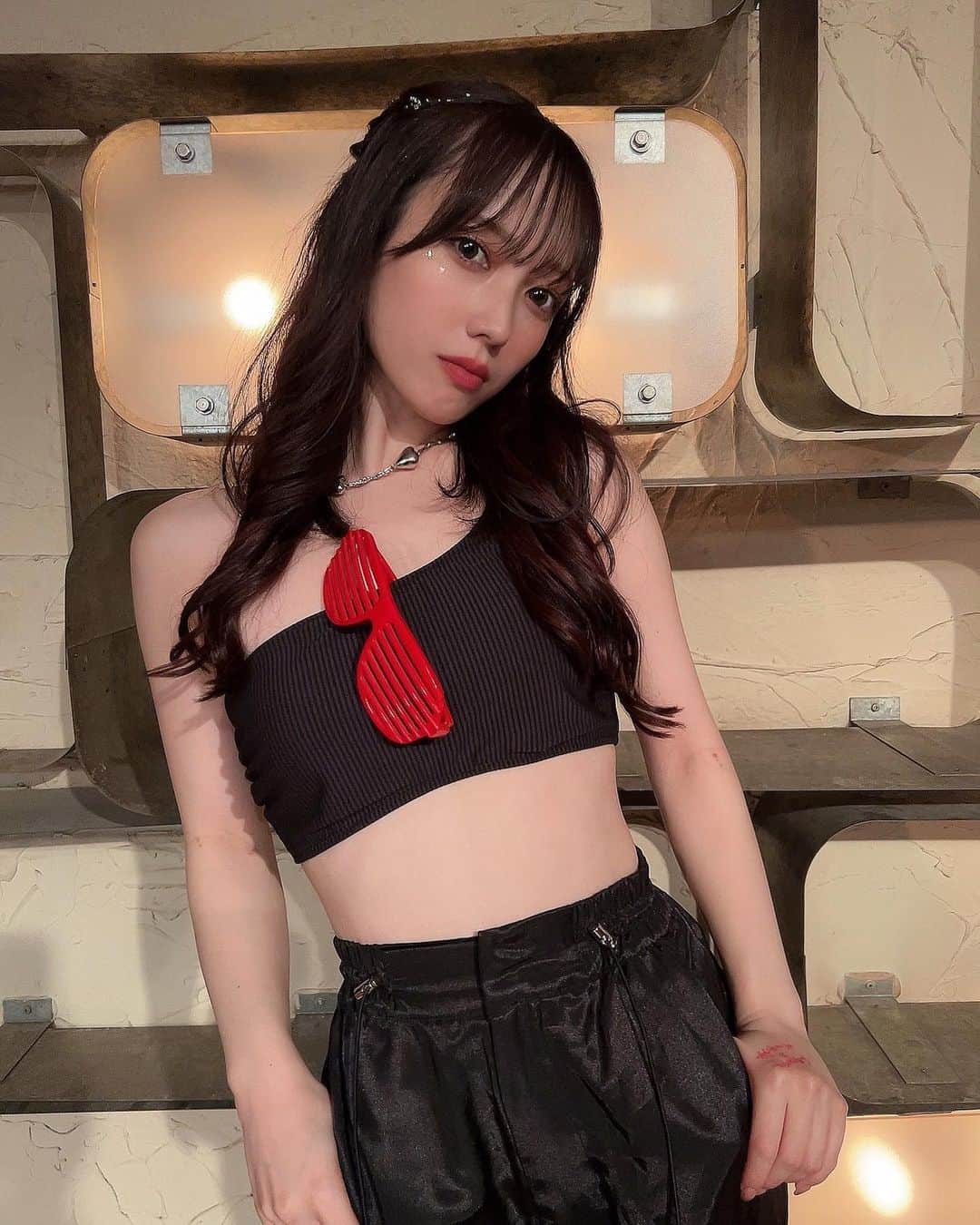 小湊よつ葉のインスタグラム：「🕶  BLACK  #black #ブラックコーデ #ワンマンライブ #衣装 #サングラス」
