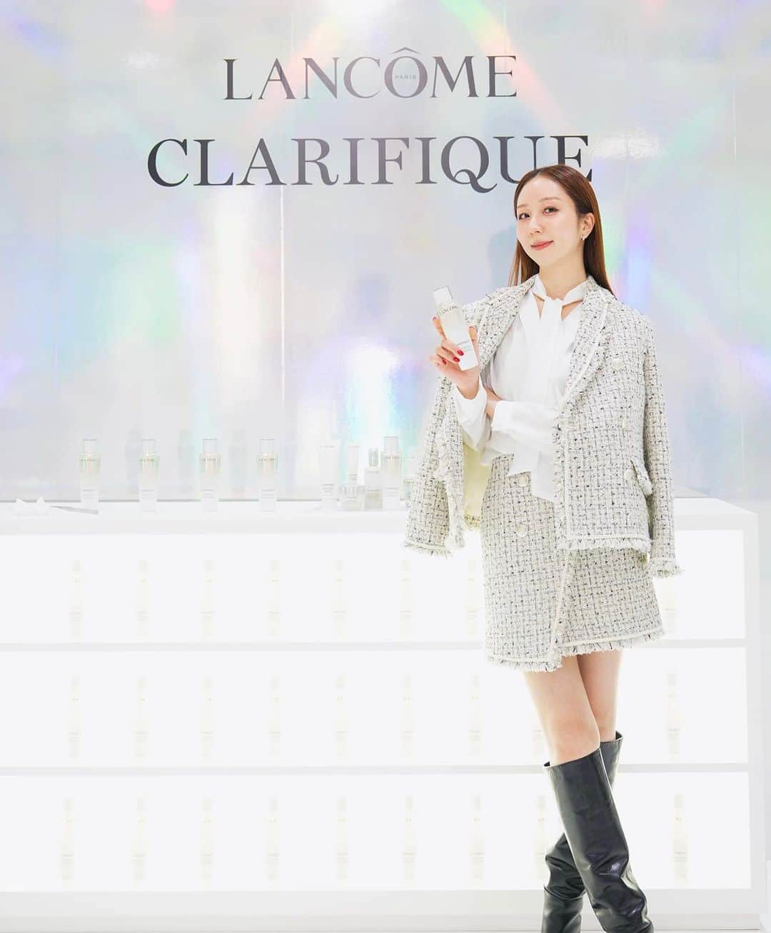 神林真里のインスタグラム：「LANCÔME @lancomeofficial Clarifque Dual Essence Lotion EX🤍  ランコムの大人気化粧水  #クラリフィック が 2024年リニューアルするよ🤍  ☑︎ クラリフィック デュアル エッセンス ローション EX   今までのクラリフィックも気に入ってたけど 先進成分PREP酵素が新配合され 角質ケアと高保湿を両立してパワーアップ🤍  #PR #クラリフィック #満たされ透明肌 #lancomeskincare #maripo_beauty #lancôme #lancome #clarifquedualessencelotion #brighteningskincare #ランコム #クラリフィックデュアルエッセンスローション #ブライトニングケア #角質ケア」