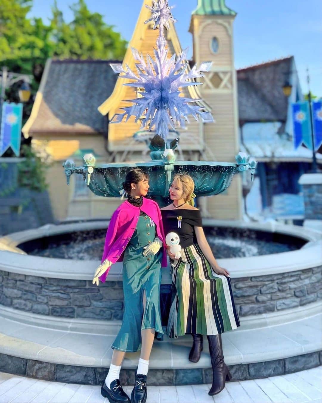 中島絢乃さんのインスタグラム写真 - (中島絢乃Instagram)「🌿⛲️🔱  .  姉妹で 戴冠式をイメージしたコーデ、、💫👭👗👑  .  .  後ろに映っているのは アナとエルサの真実の愛を記念するランドマーク ＂フレンドシップ・ファウンテン＂ という名前の噴水です⛲️❄️  .  夏の雪の日をお祝いするために エルサが魔法で噴水の水を凍らせて 美しい雪の結晶のオーナメントにしたんだって😭❄️💫  村へ訪れるゲストを温かく迎える役割も🥹🌿 昼も夜もとっても素敵なのでぜひ見てみてね💫  〰〰〰️〰 @hkdisneyland #HKDisneyland #WorldofFrozen #アレンデール  #ForTheFirstTimeInForever#生まれてはじめて #ワールドオブフローズン#PR」11月18日 0時24分 - nakajima_ayano