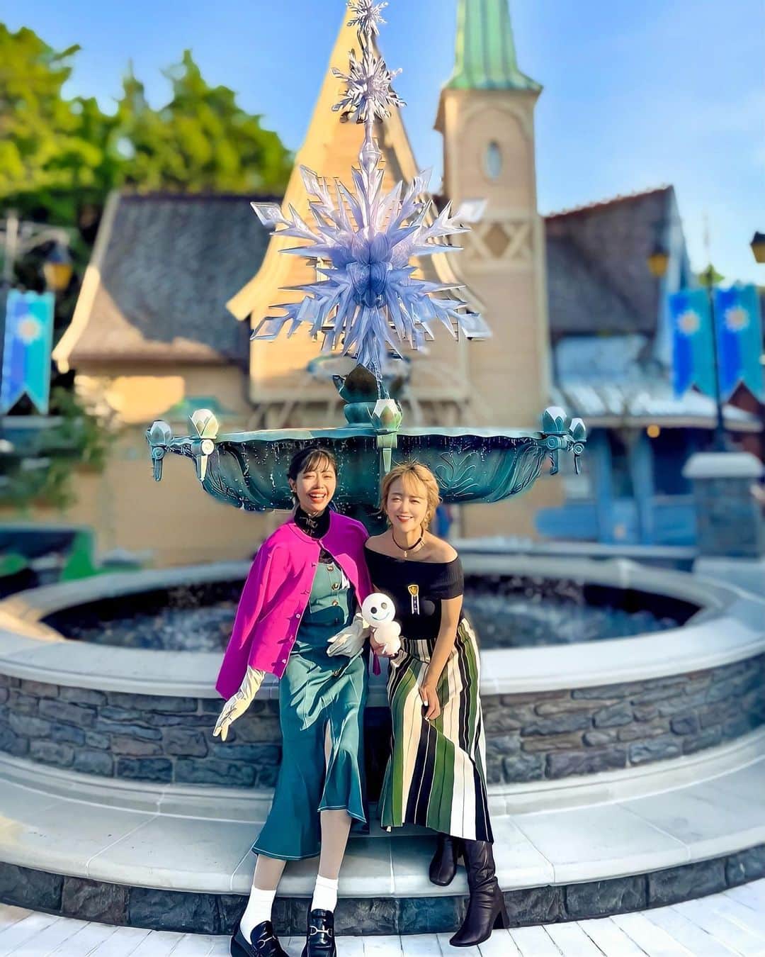 中島絢乃のインスタグラム：「🌿⛲️🔱  .  姉妹で 戴冠式をイメージしたコーデ、、💫👭👗👑  .  .  後ろに映っているのは アナとエルサの真実の愛を記念するランドマーク ＂フレンドシップ・ファウンテン＂ という名前の噴水です⛲️❄️  .  夏の雪の日をお祝いするために エルサが魔法で噴水の水を凍らせて 美しい雪の結晶のオーナメントにしたんだって😭❄️💫  村へ訪れるゲストを温かく迎える役割も🥹🌿 昼も夜もとっても素敵なのでぜひ見てみてね💫  〰〰〰️〰 @hkdisneyland #HKDisneyland #WorldofFrozen #アレンデール  #ForTheFirstTimeInForever#生まれてはじめて #ワールドオブフローズン#PR」