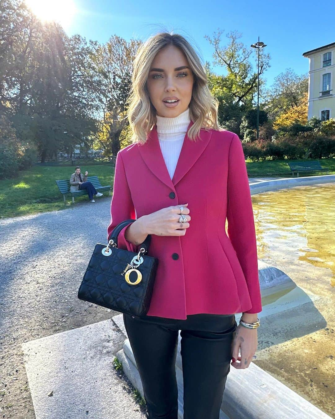 キアラ・フェラーニさんのインスタグラム写真 - (キアラ・フェラーニInstagram)「This @dior look feels so timeless ❤️This classic black #LadyDior goes perfectly with the Dior Bar Jacket 🥰 #adv #dior」11月18日 0時25分 - chiaraferragni