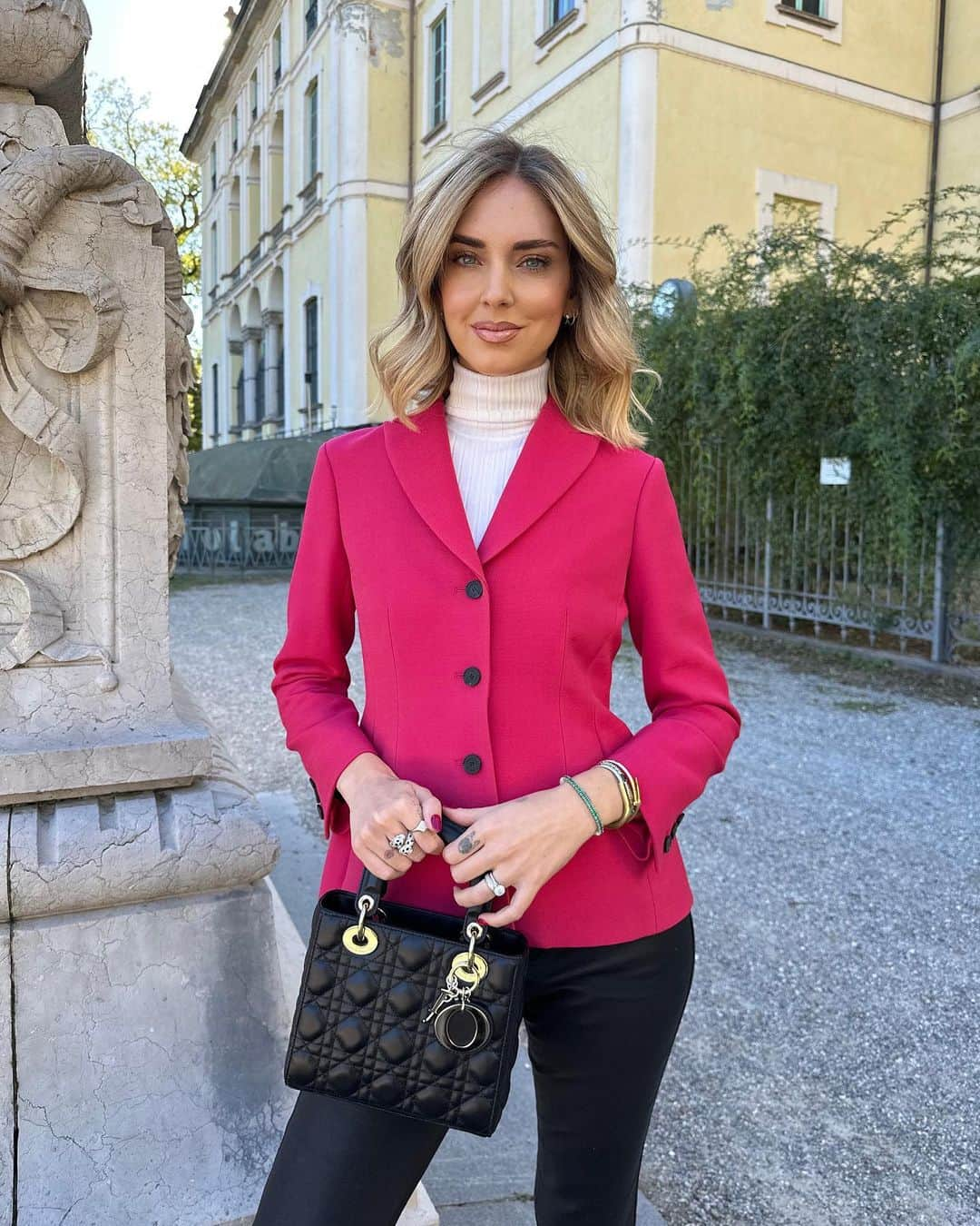 キアラ・フェラーニさんのインスタグラム写真 - (キアラ・フェラーニInstagram)「This @dior look feels so timeless ❤️This classic black #LadyDior goes perfectly with the Dior Bar Jacket 🥰 #adv #dior」11月18日 0時25分 - chiaraferragni