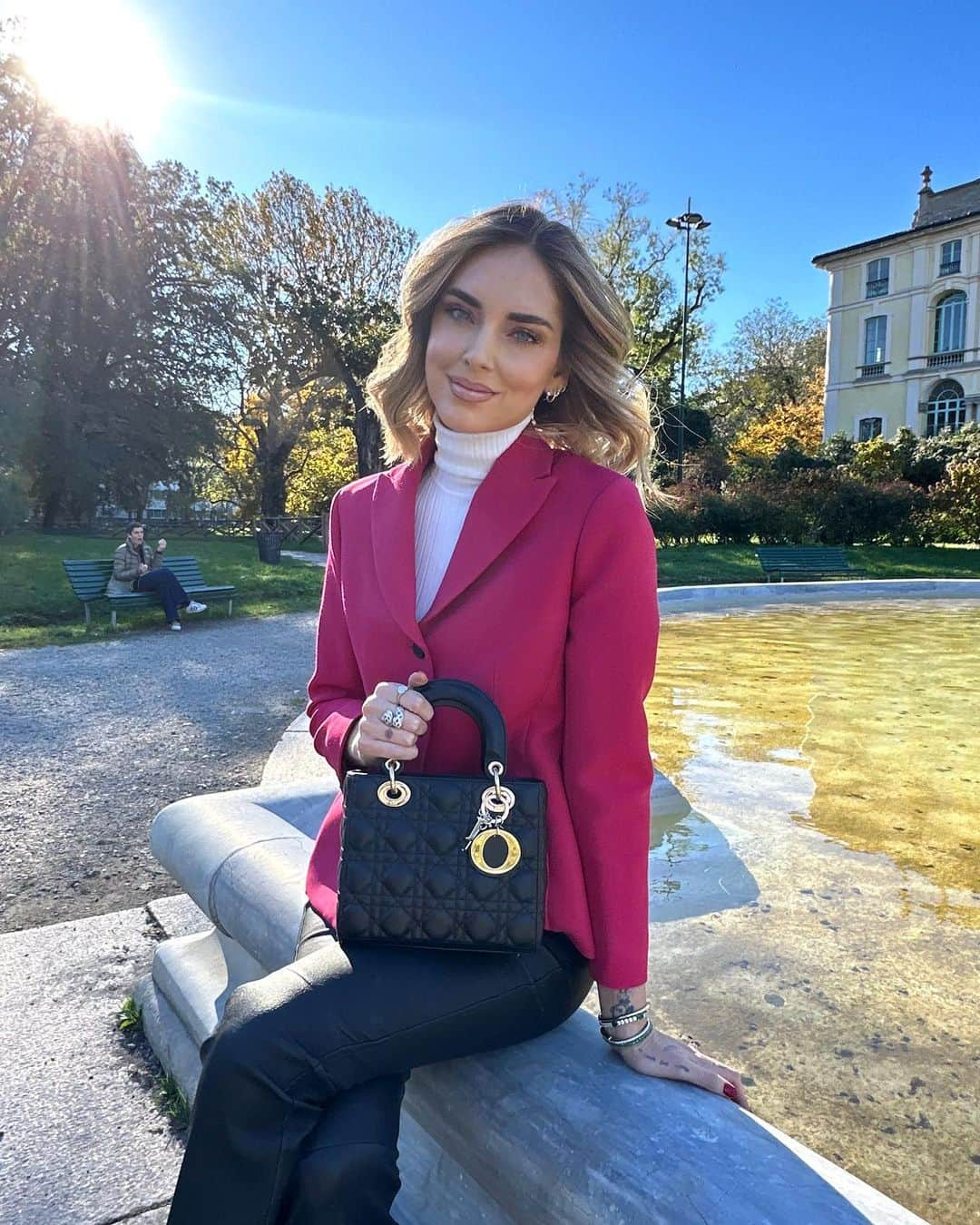 キアラ・フェラーニさんのインスタグラム写真 - (キアラ・フェラーニInstagram)「This @dior look feels so timeless ❤️This classic black #LadyDior goes perfectly with the Dior Bar Jacket 🥰 #adv #dior」11月18日 0時25分 - chiaraferragni