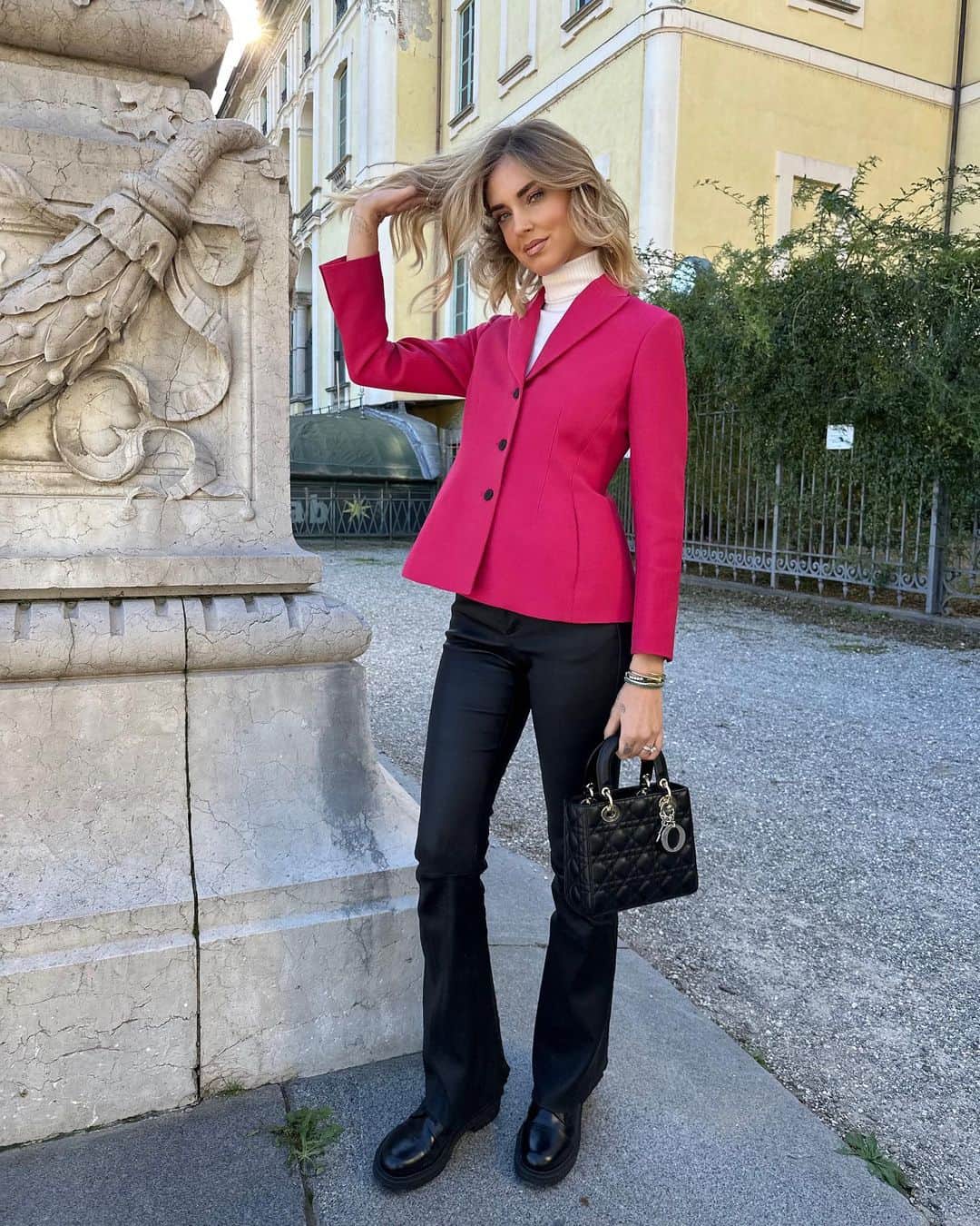 キアラ・フェラーニさんのインスタグラム写真 - (キアラ・フェラーニInstagram)「This @dior look feels so timeless ❤️This classic black #LadyDior goes perfectly with the Dior Bar Jacket 🥰 #adv #dior」11月18日 0時25分 - chiaraferragni