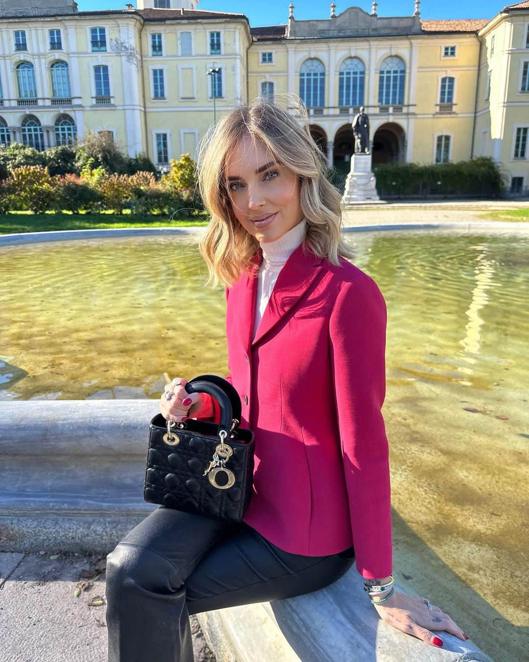 キアラ・フェラーニのインスタグラム：「This @dior look feels so timeless ❤️This classic black #LadyDior goes perfectly with the Dior Bar Jacket 🥰 #adv #dior」