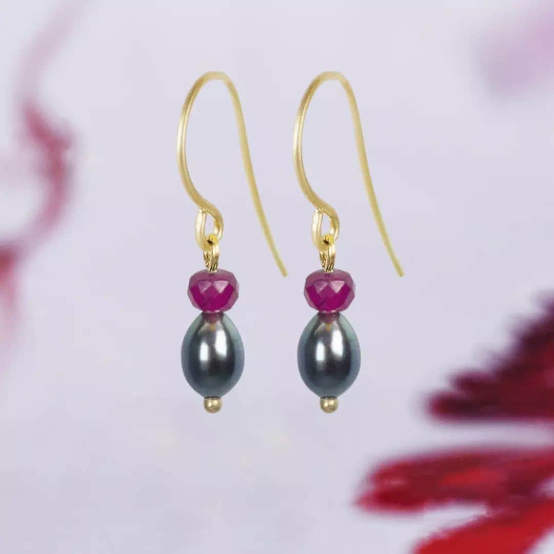 ミーアンドローのインスタグラム：「These Keshi pearl and ruby drop earrings are just in time for the Holidays! Spoil yourself!」