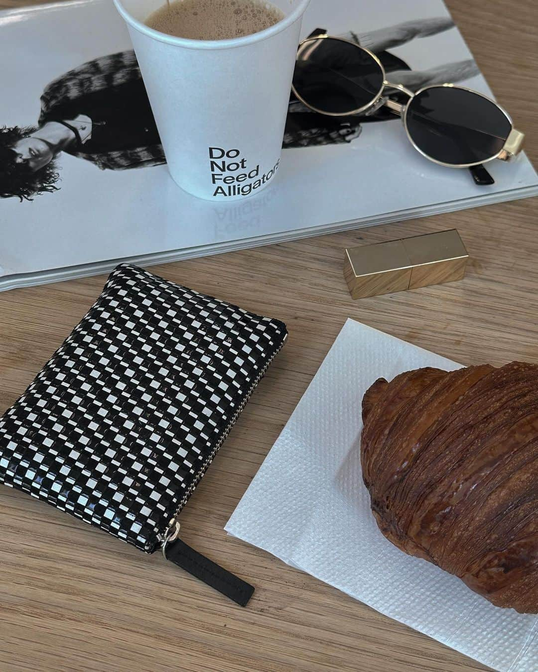 のインスタグラム：「mornings @donotfeedalligators  ft my beautiful @indenest.1582 wallet.  these are handmade in Japan and are the perfect size. I fit everything in here from cards and cash to lip gloss, my portable charger, keys, and even my AirPods 👏🏼   #cutecafe #coffeeholic #coffeeshop #nyccafe #nycfood #nycblogger #westvillagenyc」