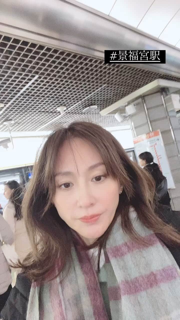 遠野舞子のインスタグラム：「. 歩くには寒すぎる11月のソウル。 沢山食べて飲んで馬鹿話で日常を忘れるのも大事大事。 同級生7人大移動😅  #韓国旅行  #seoul  #電車移動」