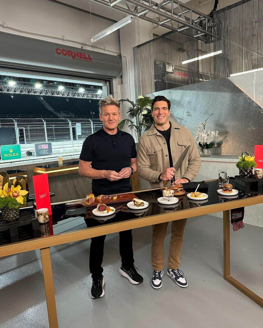 Good Morning Americaのインスタグラム：「ICYMI: @willreeve_ met up with @gordongram for an epic F1 feast and we’re still not done drooling over that burger! 🤤🍔」