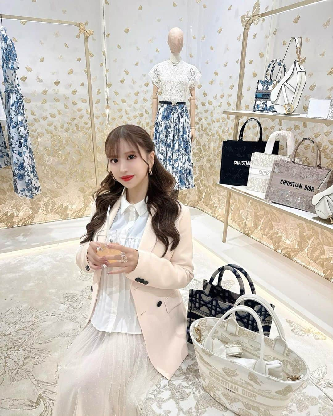 伴かなみのインスタグラム：「ひと足先にDior ホリデーポップアップに💕 明日11/18〜12/25までやってみるみたい🦋 ⁡ ⁡」