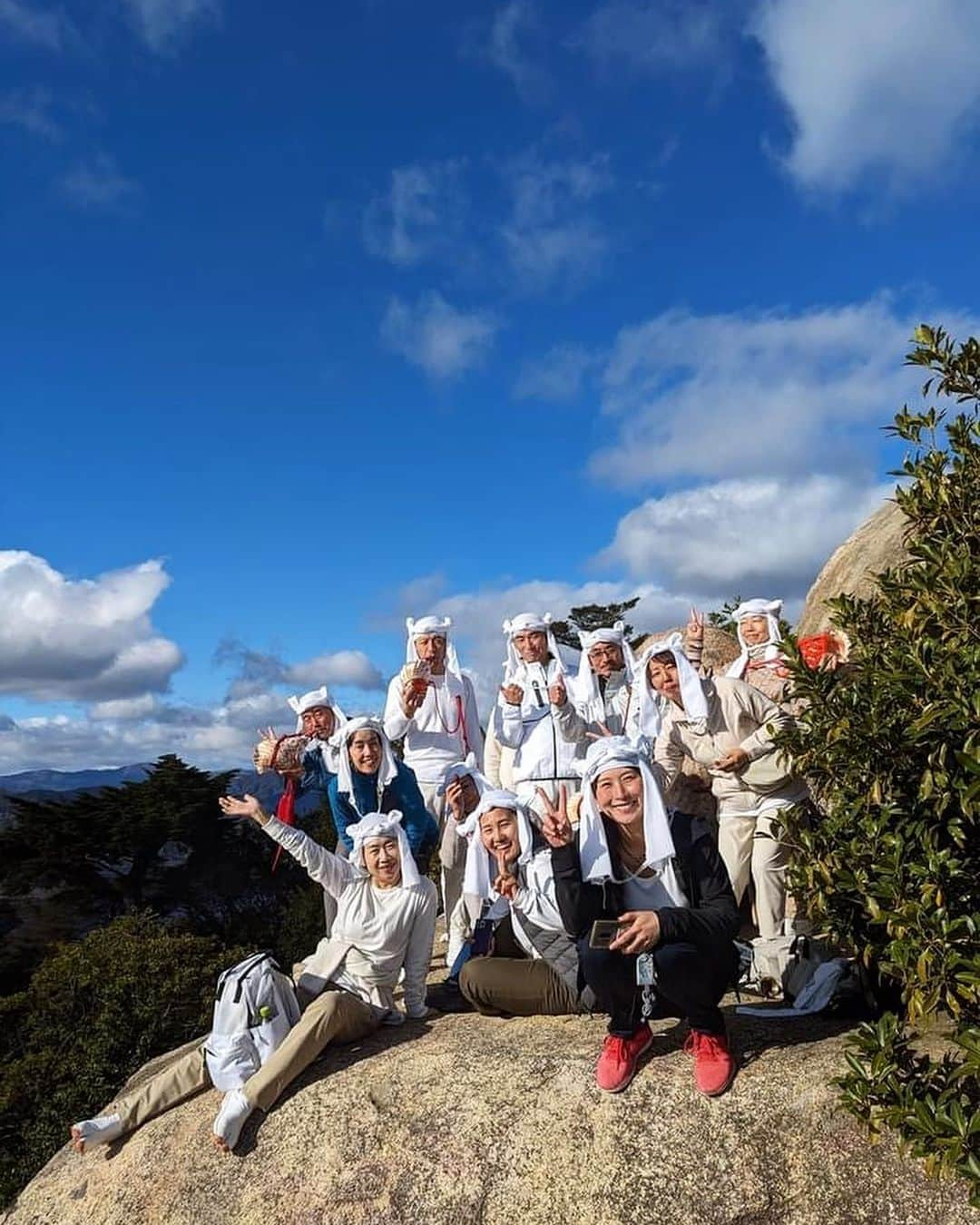 川本睦子さんのインスタグラム写真 - (川本睦子Instagram)「宮島で山伏修行体験に参加しました。  今年は本当に体をよく動かしている。 どうにも調子が悪くて 春先から自力整体に通っています。  そこで出会った 小桜恵子さん @5to6_keikokozakura が山伏修行をされているとのことで そういう世界もあるんだなーと思っていたら 自力整体の藤林直子先生 @fujibayashi_naoko も今度参加されるし 登山したいと思っていたので 軽い気持ちで参加してしまった次第。  「山伏」がなんなのか 何をするのか 何も知りません。 「体験」とはいえ 「修行」ですから、しんどいんだろうなあと 予想はしてましたが、、、  しんどかったです。 ハイ。 ええ、それはそれは、しんどかった。 しんどかったけど それがまた、 快感だったんだよねえ…  弥山に登るルートの中では 一番きついとされる 大元コースで登りました。 途中、呼吸が乱れすぎて 中学の頃の持久走以来 口の中が血の味がしました。  最初に先輩方から 「筋肉で登っちゃダメだよ。 杖を使って上手に体重移動させてね」 とアドバイスをいただいていた。 確かに、段を筋肉で登った時に てきめんに呼吸が荒くなる。 肺機能のキャパオーバー。  「足を整えるんじゃなくて 呼吸を整えることに集中して」  と、皆様から遅れをとる私に 付き合っていただいていた 小桜さんから有難いアドバイス。  ああ、鬼滅の刃やんー 真菰ちゃんいうてたわー 炭治郎、わかったよ あれほんまだったんやなー  と思い、呼吸の大切さを学びました。  偉大な自然に対する畏敬の表し ただただ祈りを捧げ すべてを「承けたまう」ことを 実践的に学ぶ。  本当の宮島の姿を垣間見ることができたし たった1日の体験でしたが 参加して良かったと心から思います。 何より、皆様本当に素敵な方々だった…✨ またいつか、がっつり参加したいな。」11月18日 0時44分 - muzco