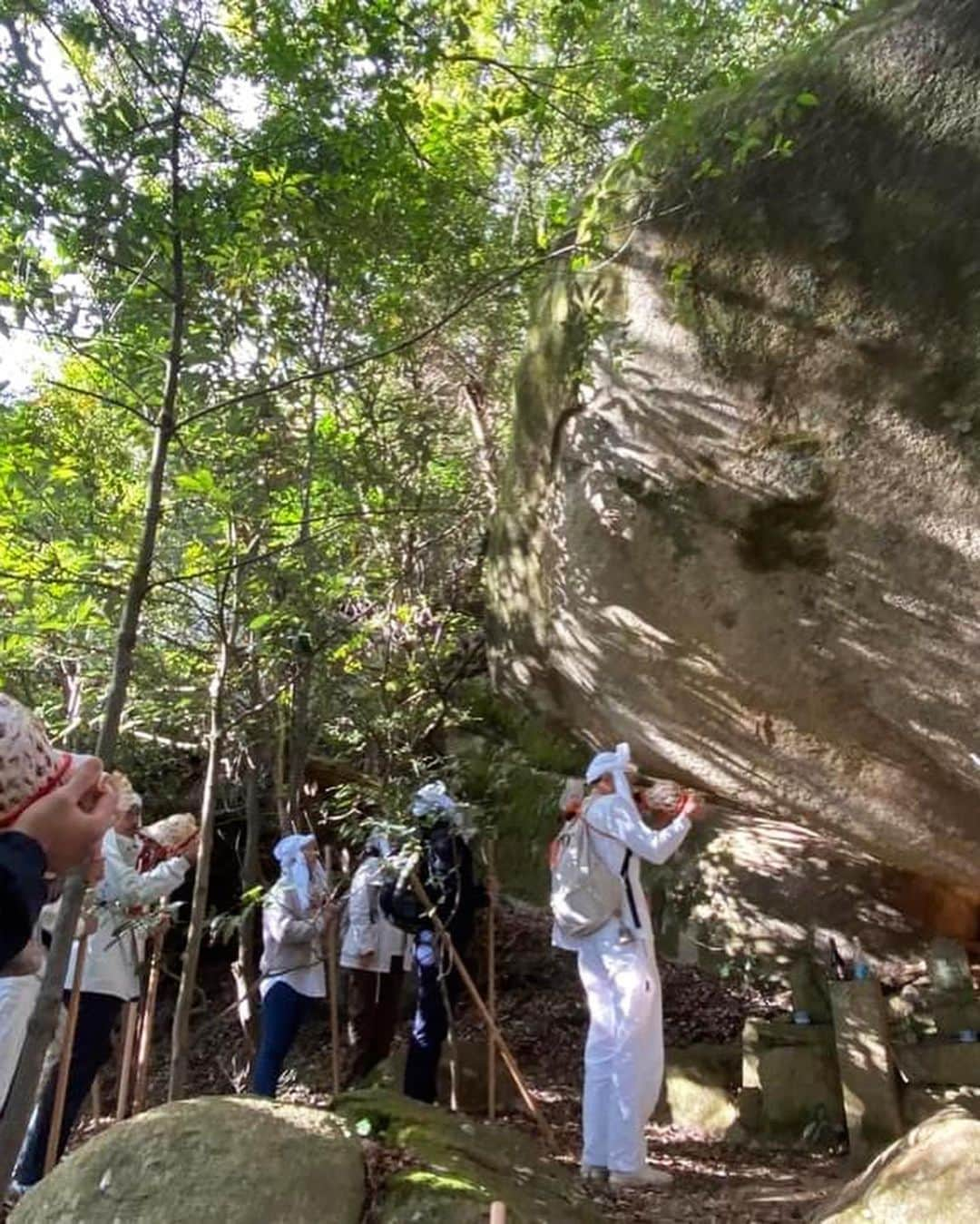 川本睦子さんのインスタグラム写真 - (川本睦子Instagram)「宮島で山伏修行体験に参加しました。  今年は本当に体をよく動かしている。 どうにも調子が悪くて 春先から自力整体に通っています。  そこで出会った 小桜恵子さん @5to6_keikokozakura が山伏修行をされているとのことで そういう世界もあるんだなーと思っていたら 自力整体の藤林直子先生 @fujibayashi_naoko も今度参加されるし 登山したいと思っていたので 軽い気持ちで参加してしまった次第。  「山伏」がなんなのか 何をするのか 何も知りません。 「体験」とはいえ 「修行」ですから、しんどいんだろうなあと 予想はしてましたが、、、  しんどかったです。 ハイ。 ええ、それはそれは、しんどかった。 しんどかったけど それがまた、 快感だったんだよねえ…  弥山に登るルートの中では 一番きついとされる 大元コースで登りました。 途中、呼吸が乱れすぎて 中学の頃の持久走以来 口の中が血の味がしました。  最初に先輩方から 「筋肉で登っちゃダメだよ。 杖を使って上手に体重移動させてね」 とアドバイスをいただいていた。 確かに、段を筋肉で登った時に てきめんに呼吸が荒くなる。 肺機能のキャパオーバー。  「足を整えるんじゃなくて 呼吸を整えることに集中して」  と、皆様から遅れをとる私に 付き合っていただいていた 小桜さんから有難いアドバイス。  ああ、鬼滅の刃やんー 真菰ちゃんいうてたわー 炭治郎、わかったよ あれほんまだったんやなー  と思い、呼吸の大切さを学びました。  偉大な自然に対する畏敬の表し ただただ祈りを捧げ すべてを「承けたまう」ことを 実践的に学ぶ。  本当の宮島の姿を垣間見ることができたし たった1日の体験でしたが 参加して良かったと心から思います。 何より、皆様本当に素敵な方々だった…✨ またいつか、がっつり参加したいな。」11月18日 0時44分 - muzco