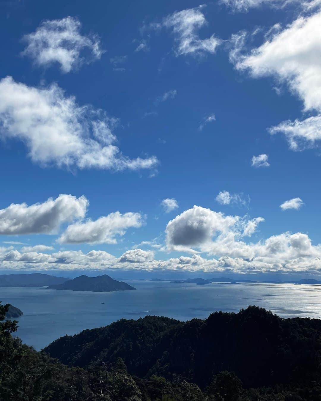 川本睦子さんのインスタグラム写真 - (川本睦子Instagram)「宮島で山伏修行体験に参加しました。  今年は本当に体をよく動かしている。 どうにも調子が悪くて 春先から自力整体に通っています。  そこで出会った 小桜恵子さん @5to6_keikokozakura が山伏修行をされているとのことで そういう世界もあるんだなーと思っていたら 自力整体の藤林直子先生 @fujibayashi_naoko も今度参加されるし 登山したいと思っていたので 軽い気持ちで参加してしまった次第。  「山伏」がなんなのか 何をするのか 何も知りません。 「体験」とはいえ 「修行」ですから、しんどいんだろうなあと 予想はしてましたが、、、  しんどかったです。 ハイ。 ええ、それはそれは、しんどかった。 しんどかったけど それがまた、 快感だったんだよねえ…  弥山に登るルートの中では 一番きついとされる 大元コースで登りました。 途中、呼吸が乱れすぎて 中学の頃の持久走以来 口の中が血の味がしました。  最初に先輩方から 「筋肉で登っちゃダメだよ。 杖を使って上手に体重移動させてね」 とアドバイスをいただいていた。 確かに、段を筋肉で登った時に てきめんに呼吸が荒くなる。 肺機能のキャパオーバー。  「足を整えるんじゃなくて 呼吸を整えることに集中して」  と、皆様から遅れをとる私に 付き合っていただいていた 小桜さんから有難いアドバイス。  ああ、鬼滅の刃やんー 真菰ちゃんいうてたわー 炭治郎、わかったよ あれほんまだったんやなー  と思い、呼吸の大切さを学びました。  偉大な自然に対する畏敬の表し ただただ祈りを捧げ すべてを「承けたまう」ことを 実践的に学ぶ。  本当の宮島の姿を垣間見ることができたし たった1日の体験でしたが 参加して良かったと心から思います。 何より、皆様本当に素敵な方々だった…✨ またいつか、がっつり参加したいな。」11月18日 0時44分 - muzco