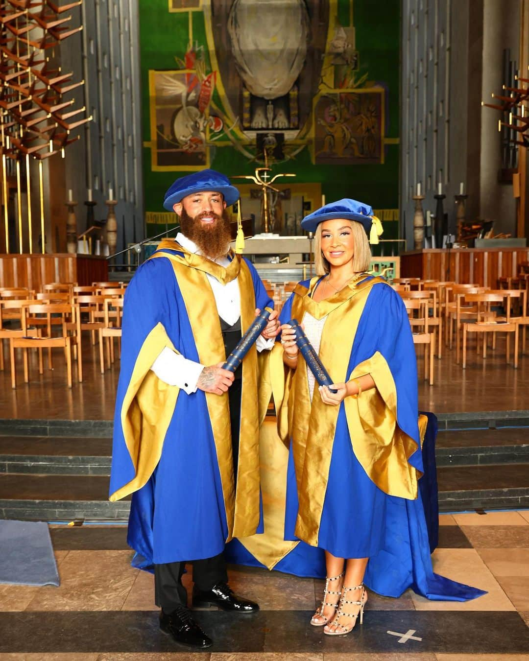 アシュリー・ケインのインスタグラム：「“Let’s go champs!” was the rallying cry as @mrashleycain and @miss_safiyya_ were conferred with an Honorary Doctorate of Letters at @coventry_cathedral 🧡   Our university recognised them for their work with the @theazayliafoundation, established in honour of their daughter Azaylia Diamond Cain.   Childhood cancer is the number one killer of children under 15 years of age and yet receives less than 3% of cancer research funding.  The Foundation was created to address this shortfall through donations to UK institutions that can advance prevention, early diagnosis and the availability of new treatments for childhood cancer, while at the same time raising awareness and campaigning for change with community, government and health organisations.  As well as this, through its donations, the Foundation funds individual treatment for children when treatment is not covered by the NHS.    Scroll through this carousel to hear what Ashley and Safiyya had to say」