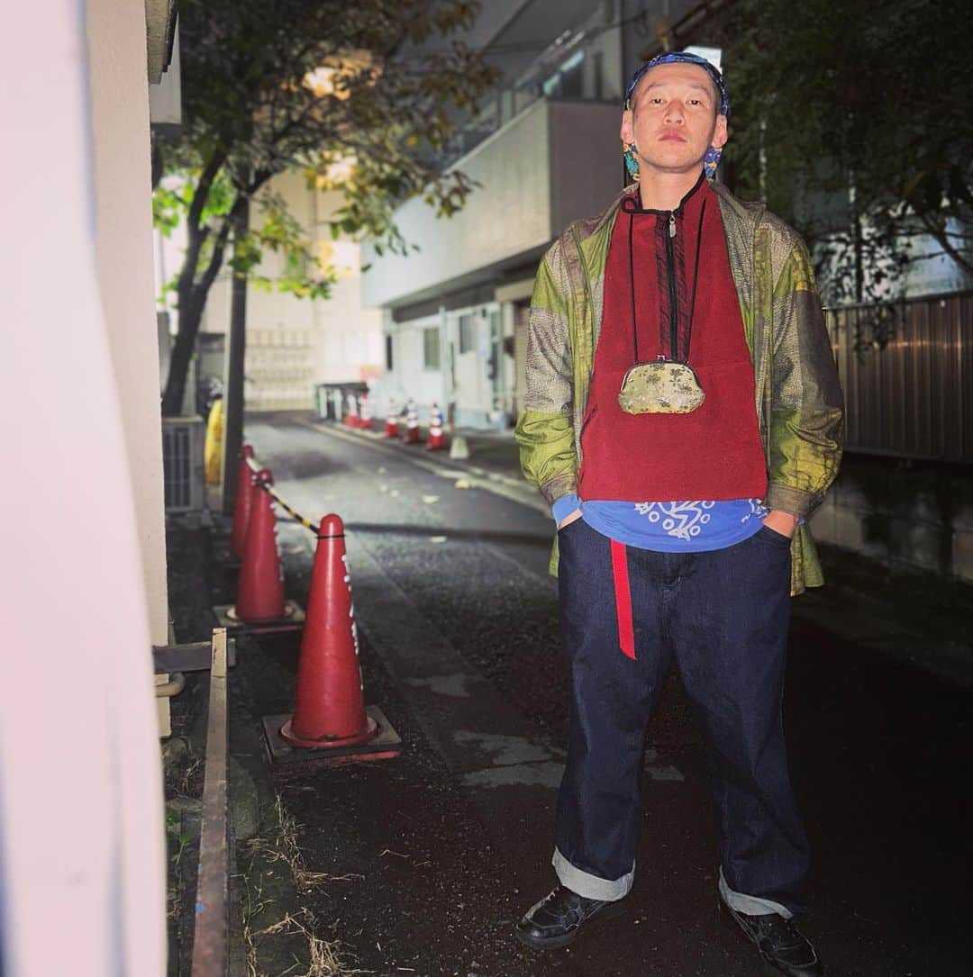 市川刺身さんのインスタグラム写真 - (市川刺身Instagram)「今日の服装。 幕張出番の日。  高校の時に買った蛙のロンTにノースフェイスのフリースに爬虫類柄のジャケット。 UNIQLOのデニム。 十四才で購入したあの時代の感じの帽子にasicsの黒の靴に金のがま口。  幕張出番終わり中野ロープウェイ行って欲しかったスウェット買いました。 そのまま高円寺まで歩いて道中で先日吉祥寺の古着屋Boogieさんで教えてもらった古着屋707さんへ。 とても素敵なお店で店長さんも良い人で最高でした。 高円寺の路地で撮りました。 明日は京都祇園花月に出させて頂きます。 近づく絞る。 良いお店ありがとう。  #今日の着た服 #ファッション #古着 #高円寺 #中野」11月18日 0時48分 - soitsudoitsu