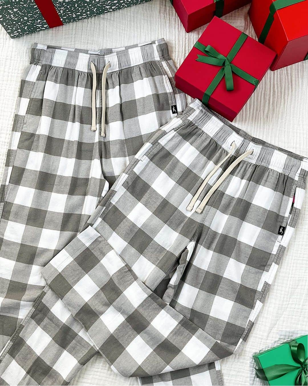 Hollister Co.のインスタグラム：「don't sleep on this chance to score free pajama pants with $85+ purchase in stores only ($39.95 value) from nov. 24-25. 😴 psst: it's one week away 🤭🎁  *Offer valid in stores only November 24, 2023 to November 25, 2023 in US. While supplies last. Pajama Pant valued at $39.95. Limit 1 per transaction on qualifying purchase. Qualifying purchase applies pre-tax. Excludes gift card purchases.」