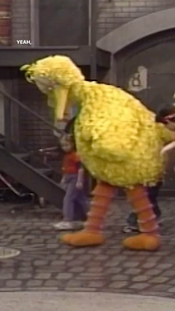 セサミストリートのインスタグラム：「Dance your heart out, Big Bird! Shoutout to the breakdancers around the world keeping the artform alive. Comment below how you are celebrating #HipHopHistoryMonth! 🎶♥️」