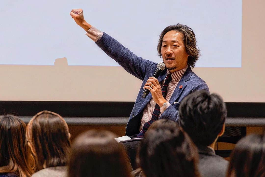 石川直宏さんのインスタグラム写真 - (石川直宏Instagram)「『BILCOME WORK SHOP』  先日ご縁から登壇の機会をいただきました🤝  当日の様子はこちら↓ https://note.com/bilcom/n/n4bafd86ff9c4  【人間力】をテーマに、講演とトークセッションを計120分🎤  企業研修は過去様々な形で登壇させていただいていますが、こういった形で自分1人で話をする機会はあまりなかった様に思います。  人間力＝非認知能力(メタ認知)  こういった力はサッカーを通じて、逆境の時にこそ磨かれました。  逆境こそが可能性であり、逆境こそがチャンス。  だから、逆境を感じない時が1番不安でした。  ありがたいことに、逆境が次から次へと現れるサッカー人生だったので、受け入れて進むしか道はなかった。  そんな体験・経験談の中で大切にしてきた事や【成果を生み出すチーム】をテーマにしたトークセッション。  特に成果を生み出し続けてきた存在でもないので反面教師です 笑  一方的に話をさせてもらうだけではなく、途中質問をさせていただいたり、逆に質問していただく機会を設けながらの対話を通じた相互理解も深め合いました。  対話には2つ大切な事があると思います。  ひとつは、対話の理解。 もうひとつは、対話の熱量。  互いの理解や熱量があってこそ、その先の議論に繋がる。  そんな関係性(関係の質)がそこにあるかどうか。  ビルコムさんのミッション【共感あふれる未来をつくる】ためのひとつのきっかけになれれば幸いです。  が、とはいえです。  登壇し伝えさせていただいている立場ですが、自分が発する言葉は自分が1番聴いているんです。  コーチングにおけるオートクライン効果。  自身への戒めであり、今後の取り組みへの戒め。  【共感】を生み【熱狂】を生むための戒めと学び、繋がりの機会に感謝しています🤝  貴重な機会をいただきありがとうございました！！  #ワークショップ #WorkShop #講演 #トークセッション #BILCOM #ビルコム #人間力 #非認知能力 #メタ認知 #NaohiroIshikawa #石川直宏」11月18日 0時50分 - sgss.18