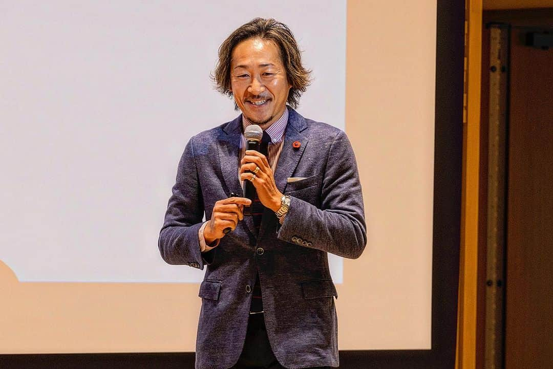 石川直宏さんのインスタグラム写真 - (石川直宏Instagram)「『BILCOME WORK SHOP』  先日ご縁から登壇の機会をいただきました🤝  当日の様子はこちら↓ https://note.com/bilcom/n/n4bafd86ff9c4  【人間力】をテーマに、講演とトークセッションを計120分🎤  企業研修は過去様々な形で登壇させていただいていますが、こういった形で自分1人で話をする機会はあまりなかった様に思います。  人間力＝非認知能力(メタ認知)  こういった力はサッカーを通じて、逆境の時にこそ磨かれました。  逆境こそが可能性であり、逆境こそがチャンス。  だから、逆境を感じない時が1番不安でした。  ありがたいことに、逆境が次から次へと現れるサッカー人生だったので、受け入れて進むしか道はなかった。  そんな体験・経験談の中で大切にしてきた事や【成果を生み出すチーム】をテーマにしたトークセッション。  特に成果を生み出し続けてきた存在でもないので反面教師です 笑  一方的に話をさせてもらうだけではなく、途中質問をさせていただいたり、逆に質問していただく機会を設けながらの対話を通じた相互理解も深め合いました。  対話には2つ大切な事があると思います。  ひとつは、対話の理解。 もうひとつは、対話の熱量。  互いの理解や熱量があってこそ、その先の議論に繋がる。  そんな関係性(関係の質)がそこにあるかどうか。  ビルコムさんのミッション【共感あふれる未来をつくる】ためのひとつのきっかけになれれば幸いです。  が、とはいえです。  登壇し伝えさせていただいている立場ですが、自分が発する言葉は自分が1番聴いているんです。  コーチングにおけるオートクライン効果。  自身への戒めであり、今後の取り組みへの戒め。  【共感】を生み【熱狂】を生むための戒めと学び、繋がりの機会に感謝しています🤝  貴重な機会をいただきありがとうございました！！  #ワークショップ #WorkShop #講演 #トークセッション #BILCOM #ビルコム #人間力 #非認知能力 #メタ認知 #NaohiroIshikawa #石川直宏」11月18日 0時50分 - sgss.18