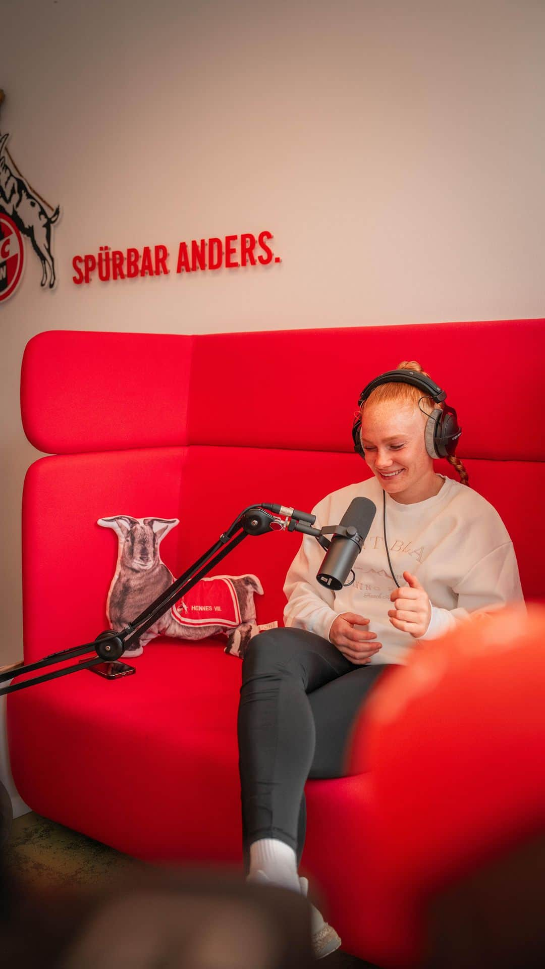 1.FCケルンのインスタグラム：「„Das ist Köln einfach“ 🥰😄   Laura Vogt spielt schon ihr halbes Leben für ihren Herzensclub. In der neuen Folge des #effzeh-Podcasts spricht die Mittelfeldakteurin über Platzverweise, nervige Zimmernachbarn und die Leidenschaft fürs Klettern. Jetzt anhören! 🎧」