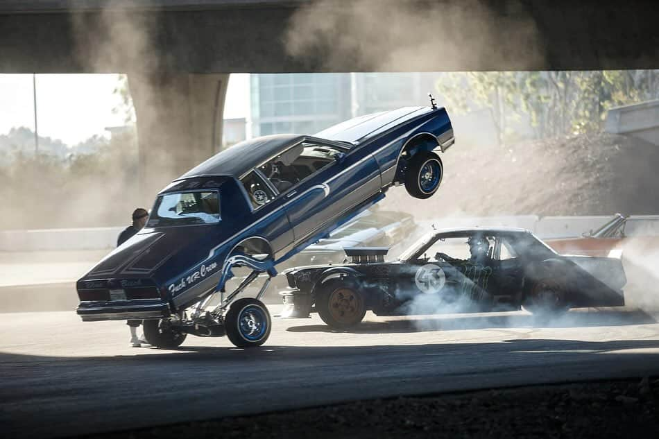 ケン・ブロックさんのインスタグラム写真 - (ケン・ブロックInstagram)「2 hours left for the Larry Chen Photoshoot Auction on @bringatrailer ‘s website!  Gymkhana 7 changed the game. The Hoonicorn blew everyone’s minds when it was dropped (including ours)! Everything about that video raised the stakes, and when it hit the point of him doing donuts underneath a lowrider mid-bounce the internet was officially broken.  @larry_chen_foto captured the monumental feeling we all had in that moment perfectly with this shot. It still gives us chills to look at! Also, Ken with the statue of Bruce Lee is too good to not share.  #KB43VER #43Institute #LarryChen #BringATrailer #Pennzoil #Auction #Photoshoot #KenBlock #BlockHouseRacing #AutomotivePhotography」11月18日 1時03分 - kblock43