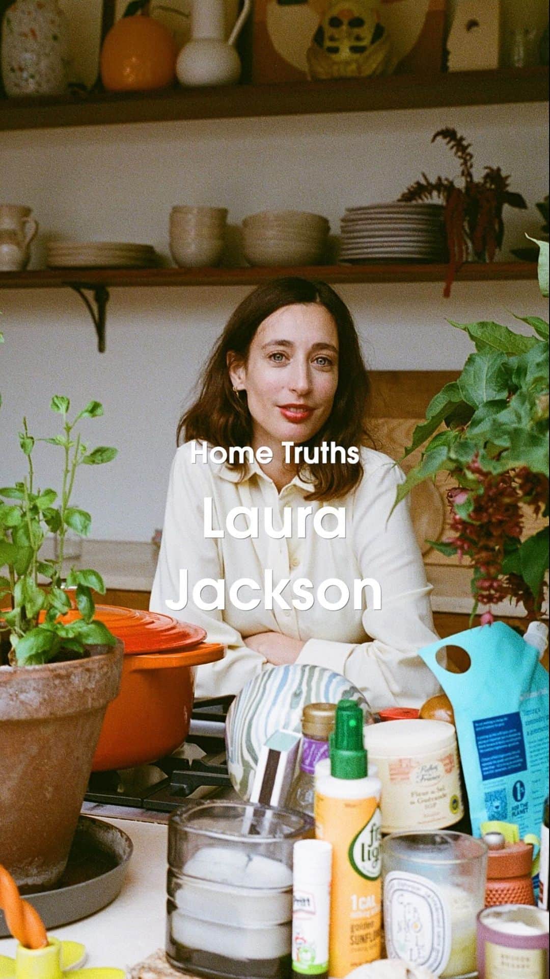 セルフリッジズのインスタグラム：「“I’m always looking for happy little wins and I feel like I get that from tableware.” • @iamlaurajackson’s kitchen is the heart of her home, and it’s a place full of objects that hold special memories. From cookbooks old and new, to serveware that makes her smile, step inside the Glassette co-founder’s home to see some of her favourite pieces.   To shop @Glassette visit our pop-up on LG at #SelfridgesLondon, or tap the link in bio.」