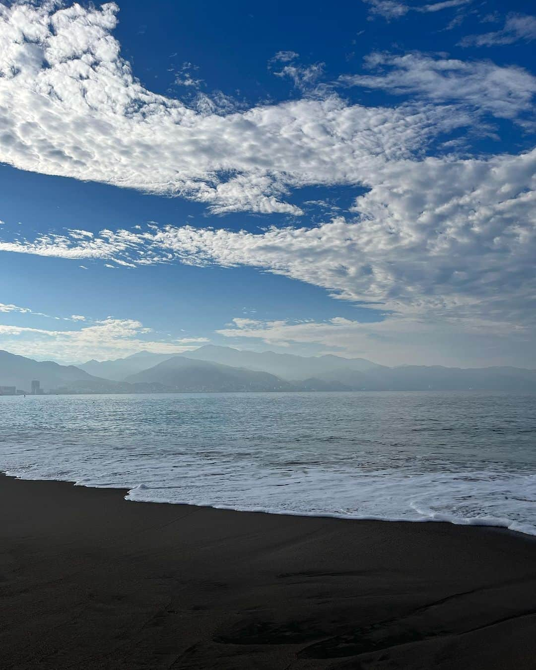 アンディー・トレスさんのインスタグラム写真 - (アンディー・トレスInstagram)「Another day in Paradise … what are you reading right now? Any book recommendations ? 🌊 #puertovallarta #beach #book」11月18日 0時56分 - stylescrapbook