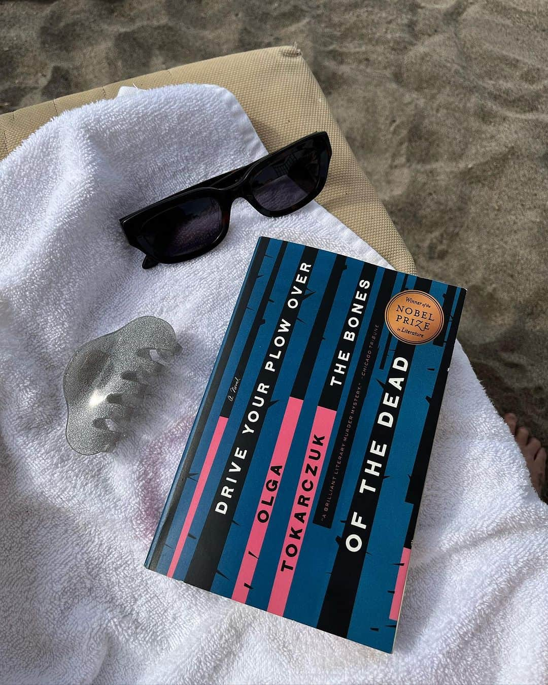 アンディー・トレスのインスタグラム：「Another day in Paradise … what are you reading right now? Any book recommendations ? 🌊 #puertovallarta #beach #book」