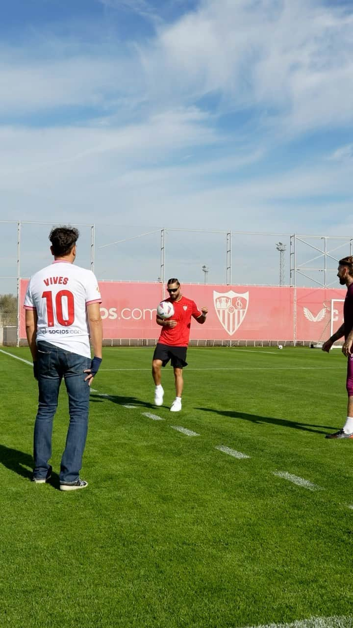 セビージャFCのインスタグラム：「Diablo, qué calidad 👹⚽️😂  #Maluma #SergioRamos #CarloVives #latingrammy」