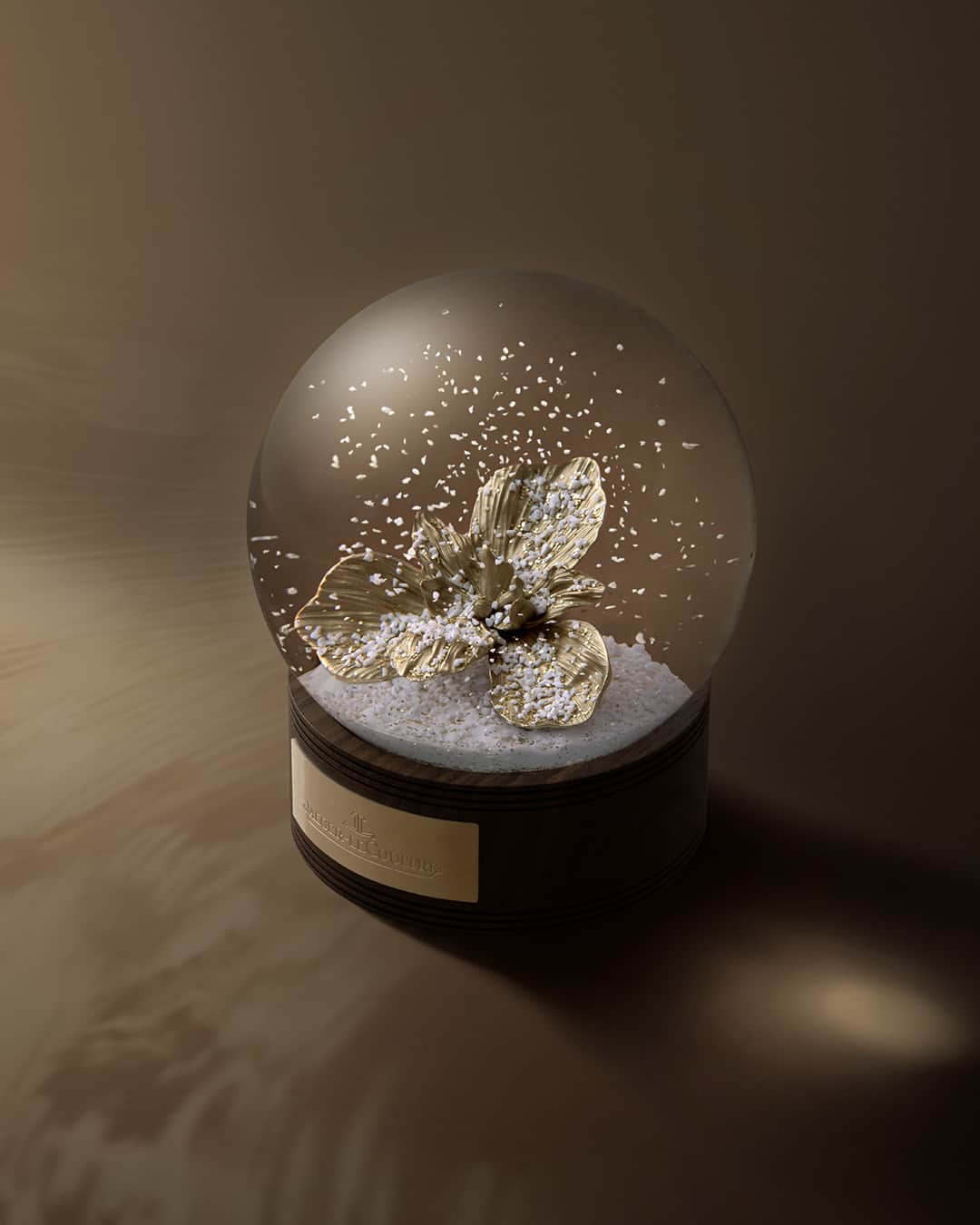 ジャガールクルトのインスタグラム：「The Art of Gifting.  #VirtuosityOfNature _ Rendez-Vous Moon Designed, made and assembled in our Manufacture _ For this Holiday Season, Jaeger-LeCoultre presents its new collectible snow globe. Encapsuling this season’s Virtuosity of Nature spirit, this exclusive decoration will bring a golden atmosphere at home for any watch purchase made on our website. _  #JaegerLeCoultre #RendezVous」