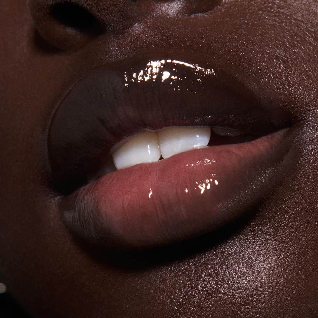 Huda Kattanのインスタグラム：「Don’t sleep on our NEW limited-edition shades. And yes, a black matte lip IS the moment.   🔥 Silk Balm in shade Goth Gloss   🔥 Liquid Matte Lipstick in shade Ex-Wife   🔥 Lip Contour 2.0 in shade Nocturnal *Exclusive to hudabeauty.com  🌍 𝗔𝗩𝗔𝗜𝗟𝗔𝗕𝗟𝗘 𝗚𝗟𝗢𝗕𝗔𝗟𝗟𝗬 🌎 #PrettyGrunge」