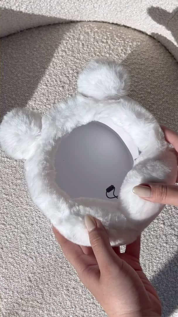 アグのインスタグラム：「Our kids earmuffs, the cutest thing you’ll see on the internet today. ❄️  #UGG #FeelsLikeUgg #KidsOutfits #ColdWeatherOOTD #Earmuffs」