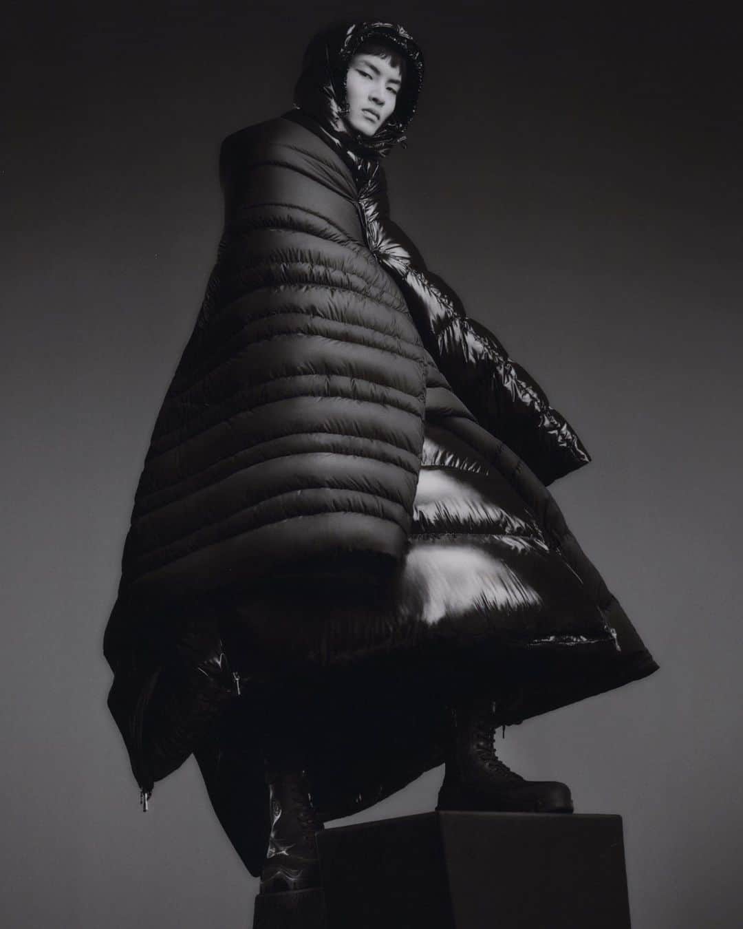 モンクレールさんのインスタグラム写真 - (モンクレールInstagram)「The height of winter. When the season’s in swing, let the quilted textures of a soft black puffer speak volumes.   Discover the Hanoverian jacket on moncler.com.   #MonclerCollection」11月18日 1時05分 - moncler