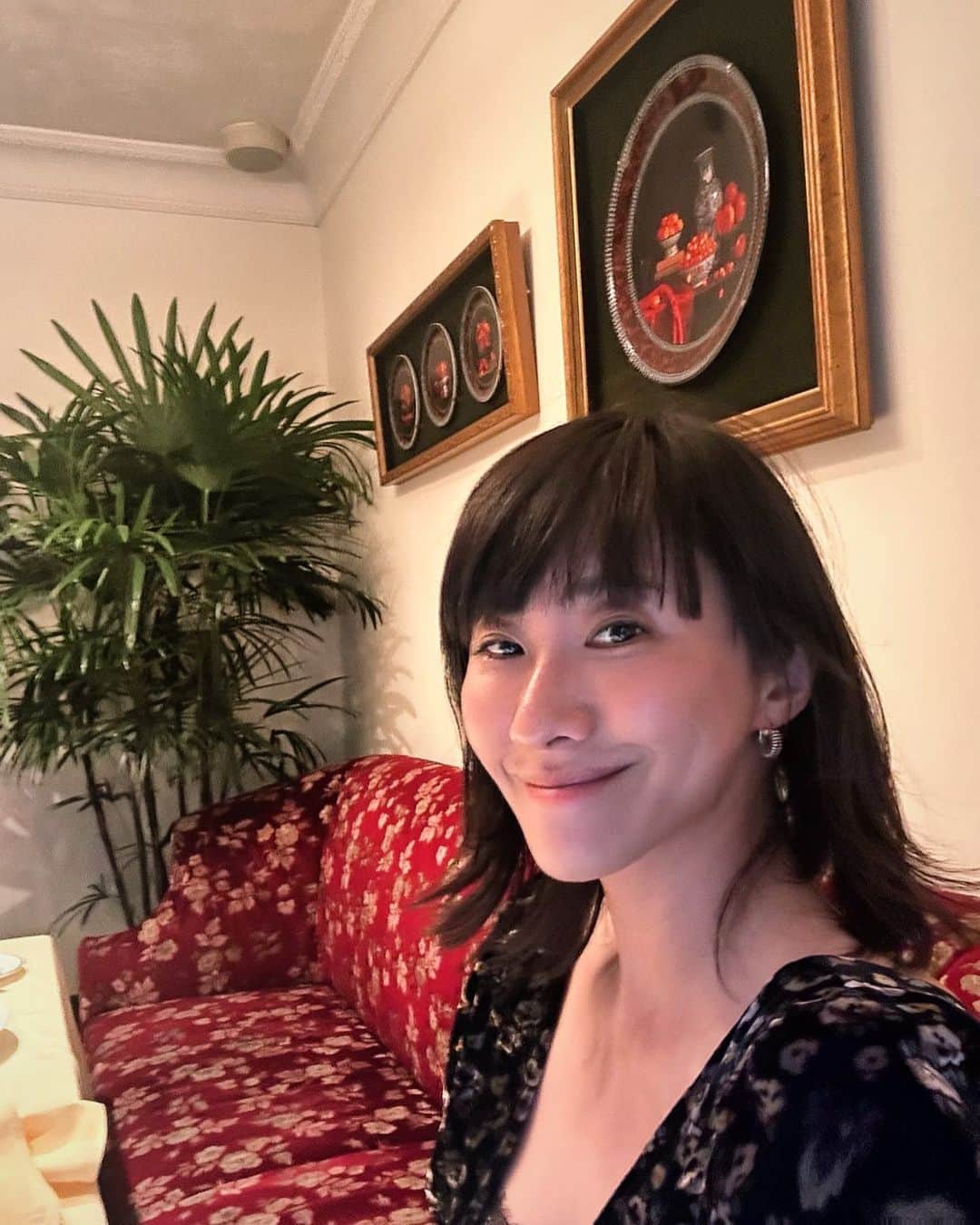 風間ゆみえのインスタグラム：「久しぶりのシェ松尾。 時が静かに止まったかのような感覚に包まれる場所。  昼下がりの陽の光が心地良いガーデンテラスでのデザートも至福でした。 ころころと笑っておしゃべりして、こんな時間が心を緩ませ柔軟に育てるのですよね、また来ようね。  @sadaebam @shiho_style ありがとう😊✨🤍」