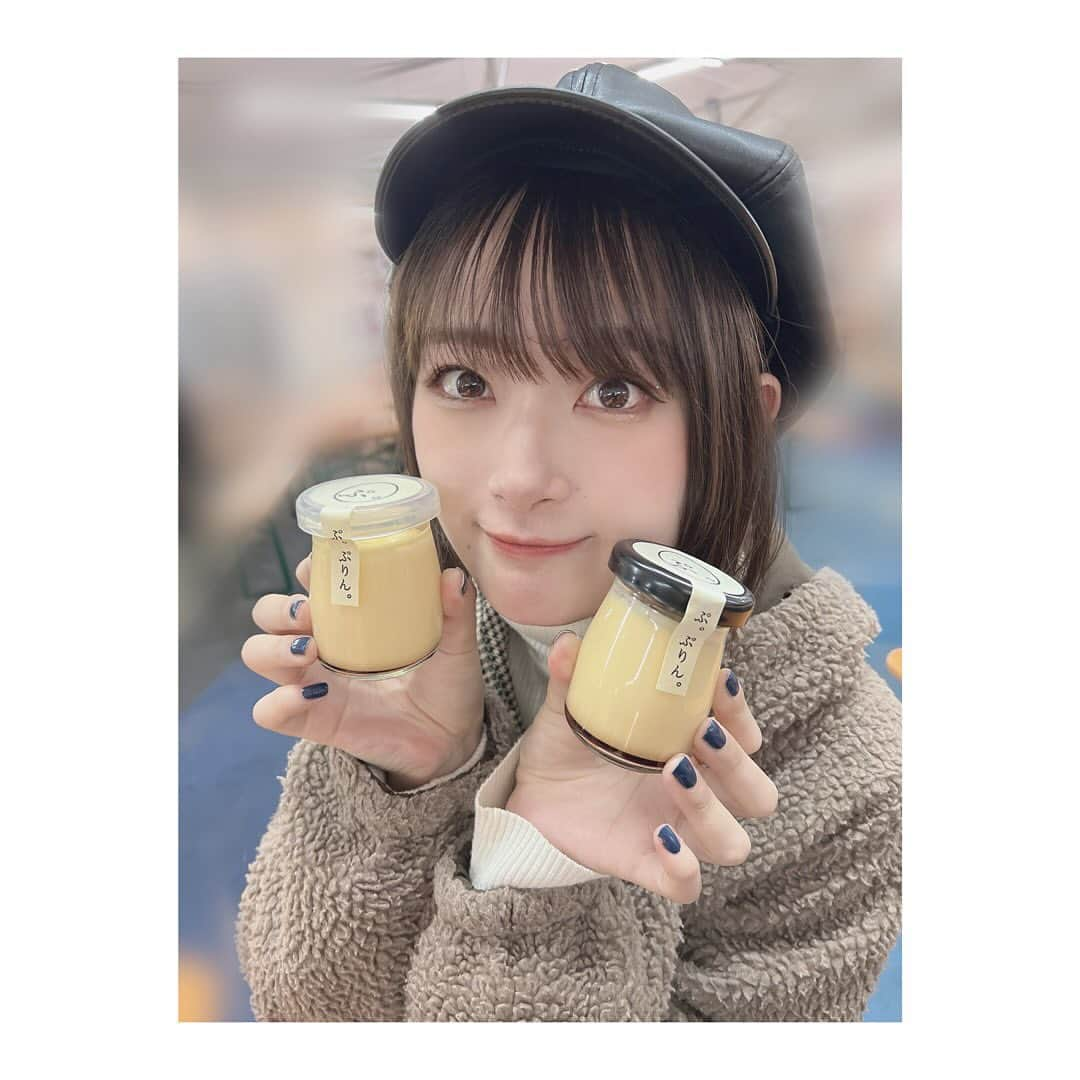 涼邑芹さんのインスタグラム写真 - (涼邑芹Instagram)「いつも大変お世話になっている越智さんから素敵な差し入れをいただきました！✨️  ぷ。ぷりん。さんの『つなしまぷりん』🍮 @pupurin_tunashima   しっかり食感となめらか食感の2種類あって、それぞれ良さがあってとても美味しかったです😋  ご馳走様でした✨️   #ぷ_ぷりん  #ぷぷりん #買えないプリン #綱島プリン #綱島グルメ」11月18日 1時08分 - seri_suzumura