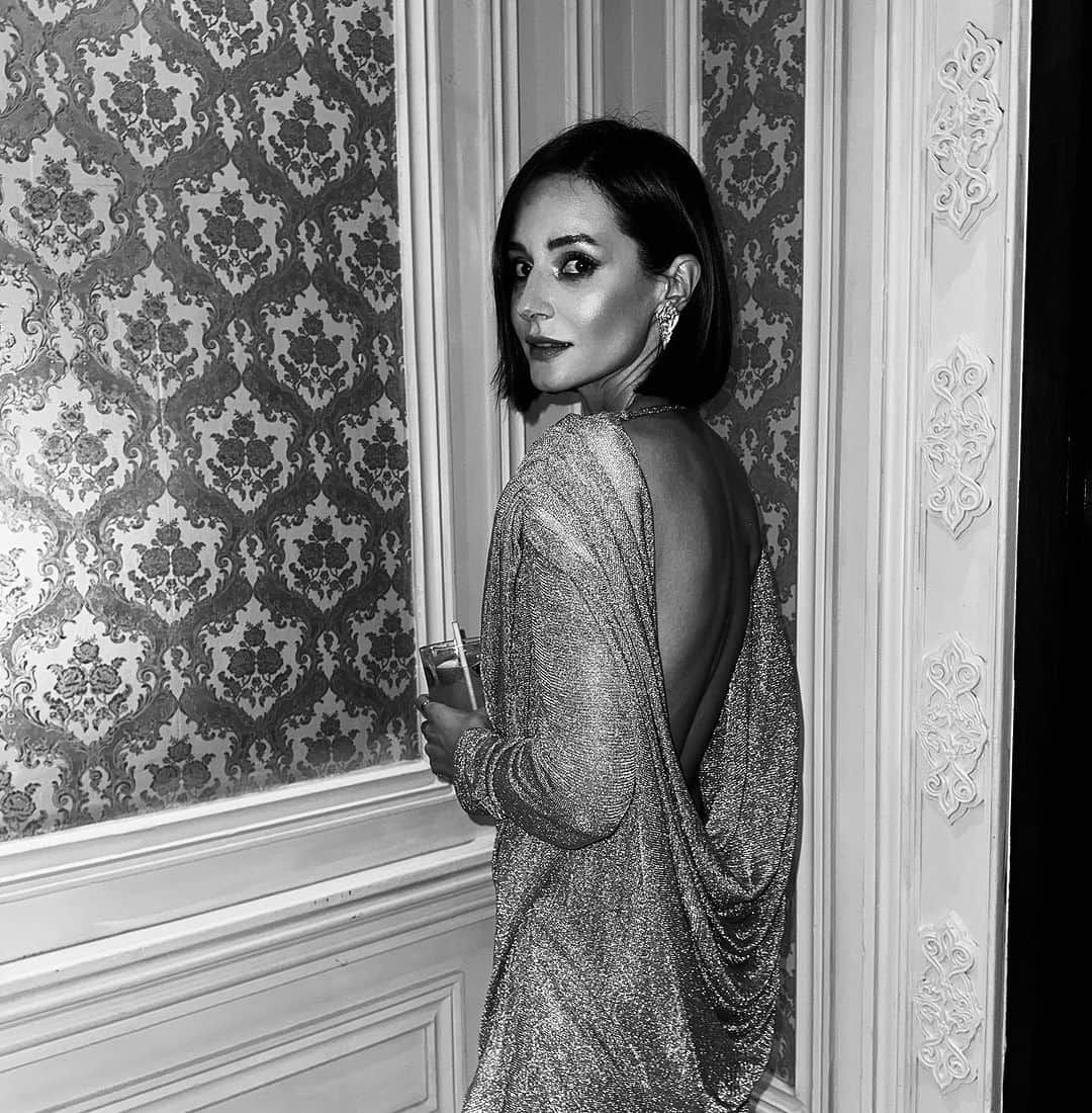 Sedef Avciのインスタグラム：「Dün geceden küçük bir an…🖤 #marieclaire35yasinda  📸by @handedogandemir & @tameryilmaz1」