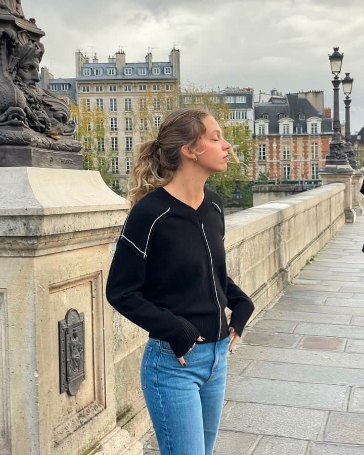 のインスタグラム：「Optez pour le Pull Col V Navy, son confort, sa simplicité et son élégance font qu' il est le pull qu’il vous faut cette saison 🖤⁣ - Opt for the Navy V-Neck Sweater, its comfort, simplicity and elegance make it the sweater you need this season 🖤  #kookai #fashion #FW23#kookaistyle #ootd #outfitinspiration #outfitideas #outfitoftheday #newcollection」