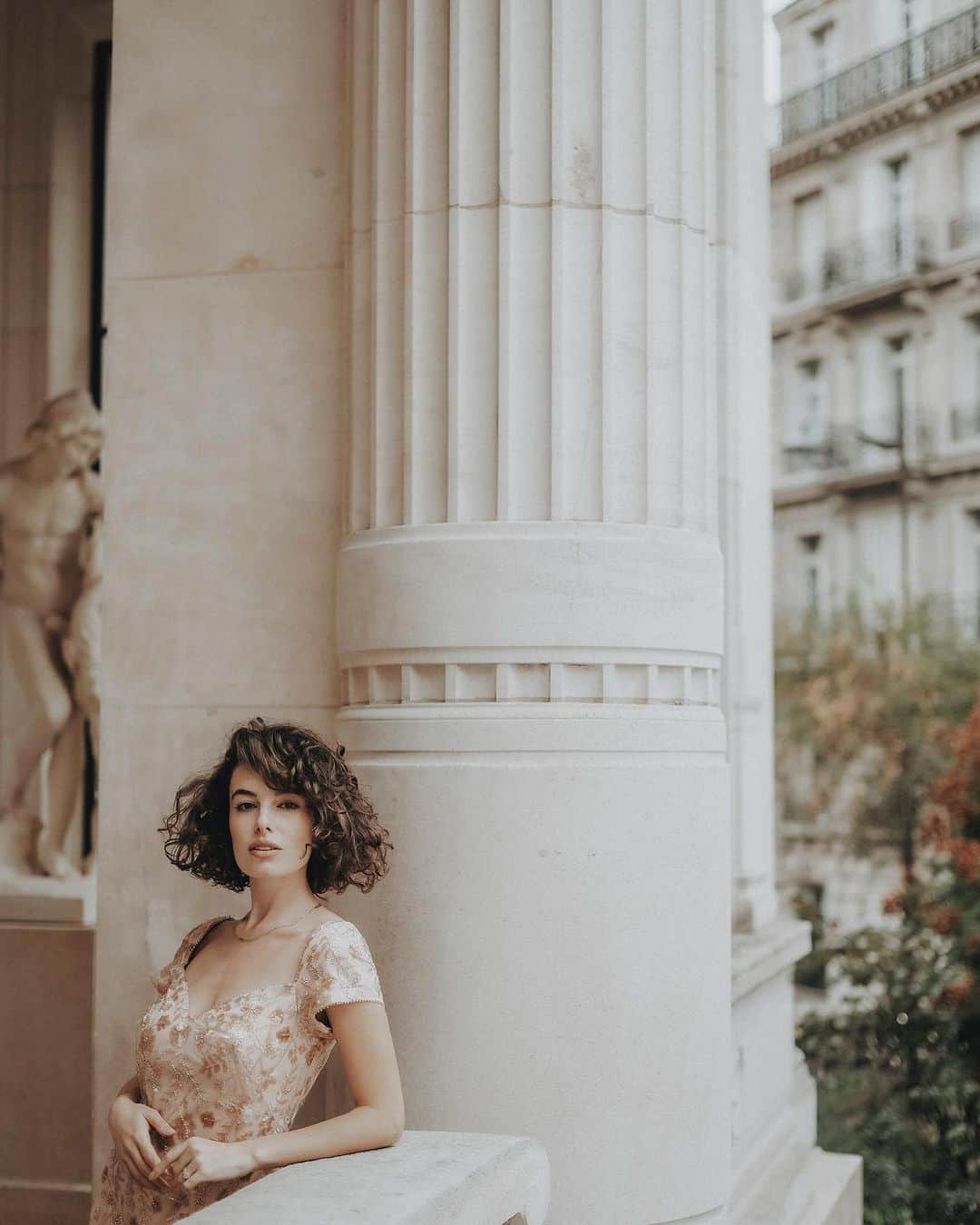 タダシショージさんのインスタグラム写真 - (タダシショージInstagram)「Amongst the shadows of the Eiffel Tower, statues whisper stories of the city’s grace in silent elegance.   Model @g.faradzhian Photography @tetris.production  #operasinger #statuesofparis #eleganceinstone #holidayinparis」11月18日 1時19分 - tadashishoji