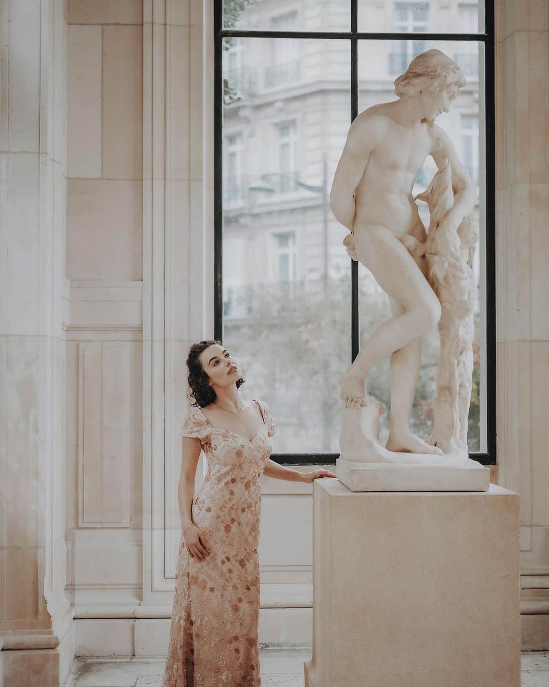 タダシショージのインスタグラム：「Amongst the shadows of the Eiffel Tower, statues whisper stories of the city’s grace in silent elegance.   Model @g.faradzhian Photography @tetris.production  #operasinger #statuesofparis #eleganceinstone #holidayinparis」