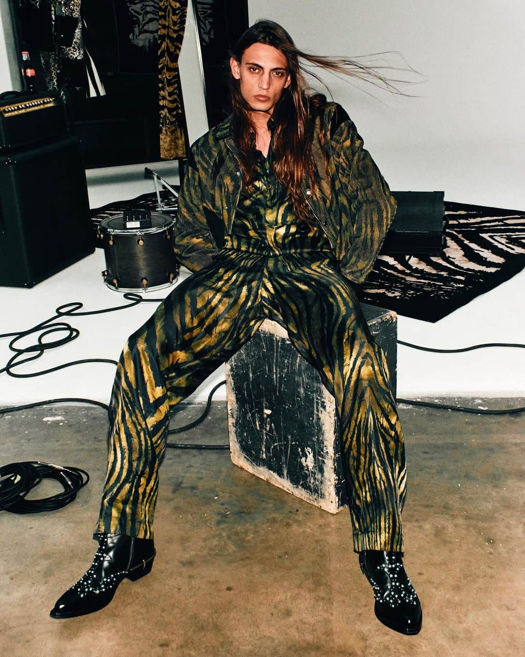 ロベルトカバリさんのインスタグラム写真 - (ロベルトカバリInstagram)「Access all areas. When the city calls, go wild on green animal print and unleash the rockstar within.  Shop the latest #RobertoCavalliFW2324 arrivals designed by @faustopuglisi at the link in bio and in boutiques worldwide.」11月18日 1時13分 - roberto_cavalli