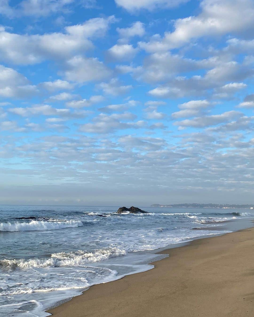 カミール・グラマーのインスタグラム：「Good morning from Malibu. Look at those clouds.. so pretty.」
